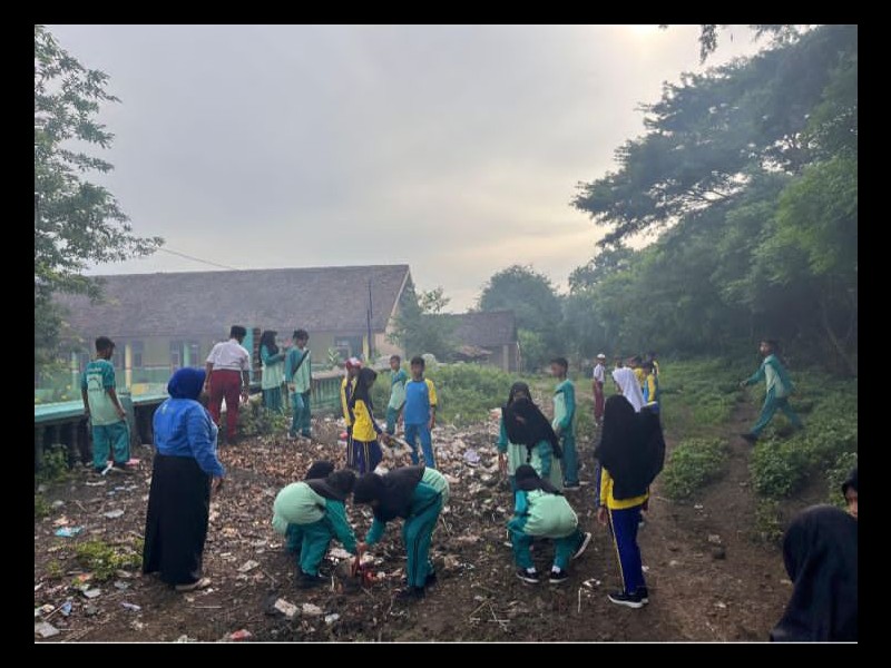 BERSIH-BERSIH LINGKUNGAN SEKOLAH SETELAH SEMESTER GANJIL