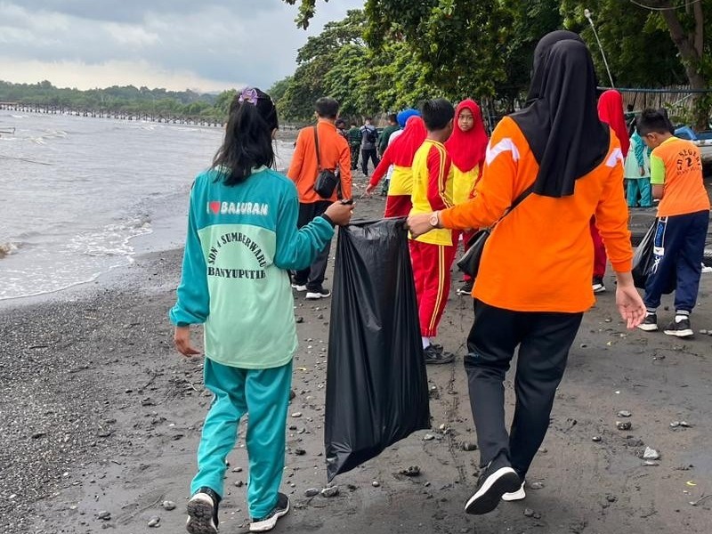 KERJA BAKTI BERSIHKAN LINGKUNGAN MASYARAKAT